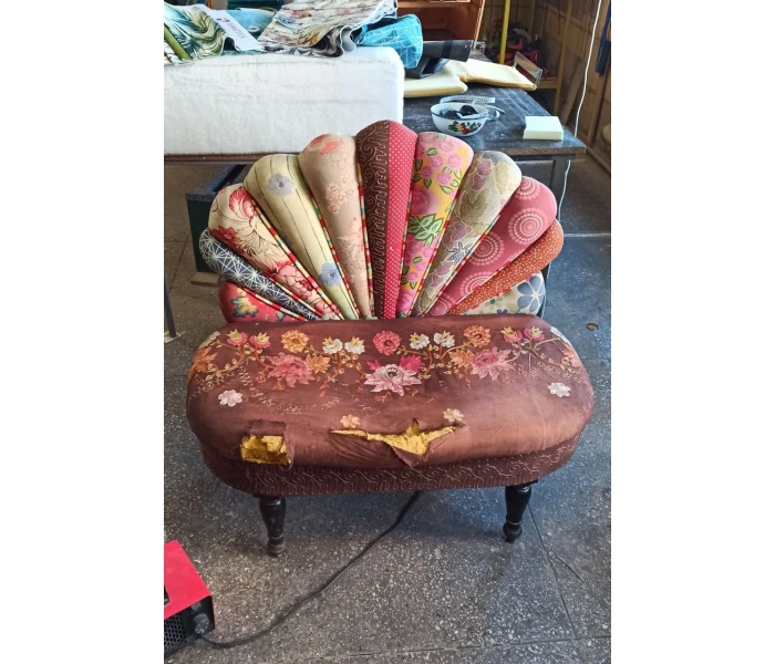 Реставрація акцентної банкетки з фігурною спинкою та комбінованою оббивкою