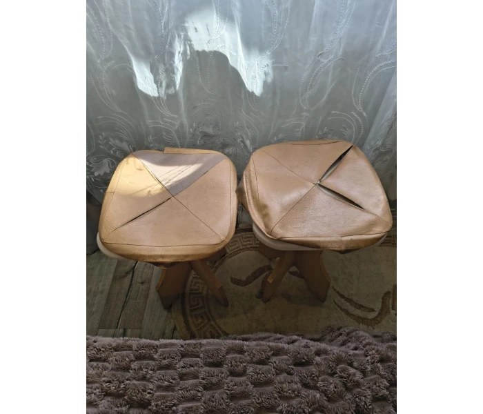 Оновлення м’яких сидінь табуретів світлою екошкірою