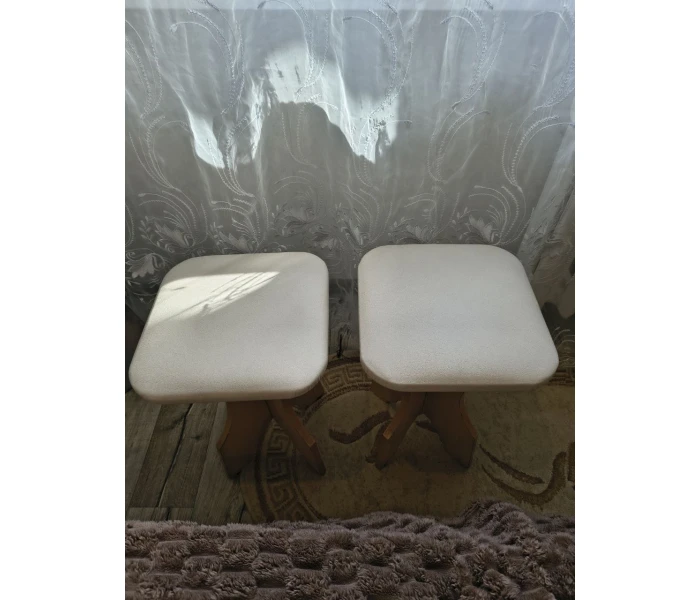 Оновлення м’яких сидінь табуретів світлою екошкірою