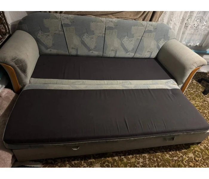 Перетяжка розкладного дивана з дерев'яним декором