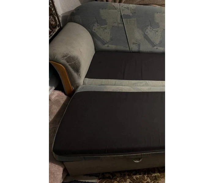Перетяжка розкладного дивана з дерев'яним декором