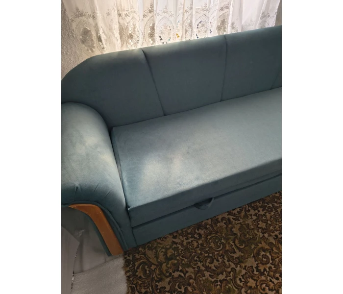 Перетяжка розкладного дивана з дерев'яним декором