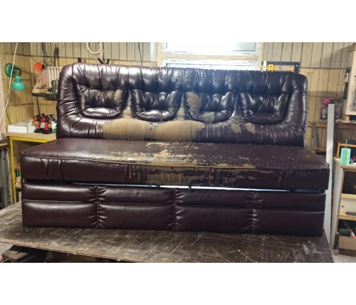 Перетяжка дивана з рельєфною спинкою та глибокою утяжкою