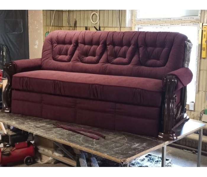 Перетяжка дивана з рельєфною спинкою та глибокою утяжкою