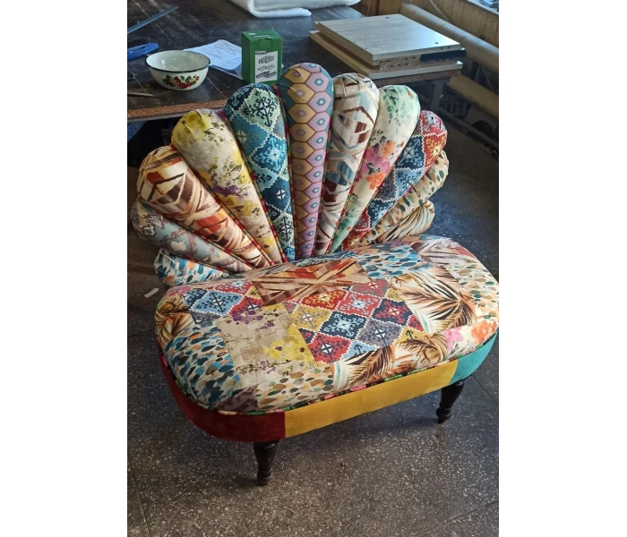 Реставрація акцентної банкетки з фігурною спинкою та комбінованою оббивкою