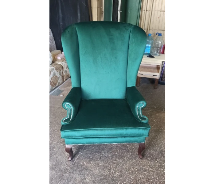 Реставрація крісла на фігурних ніжках з високою спинкою у велюрі