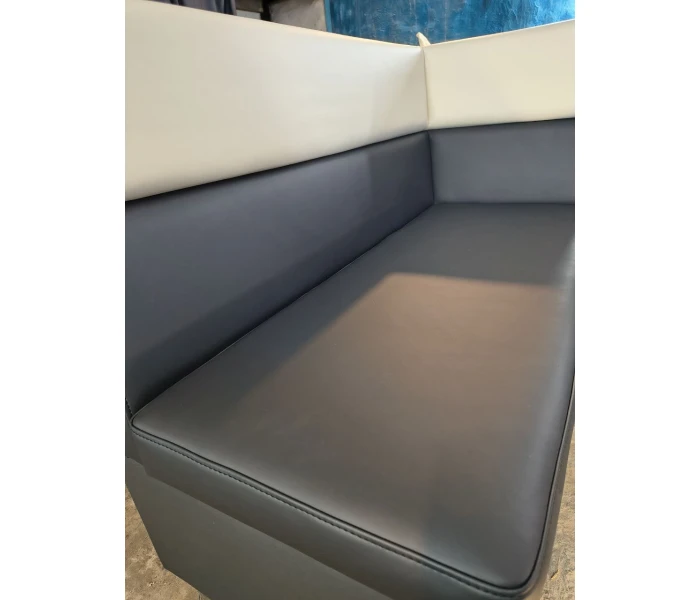 Перетяжка модульного кутового дивана для HoReCa з комбінованою оббивкою