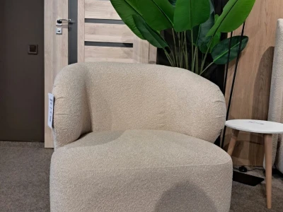 Крісло з округлою спинкою та дерев'яними ніжками