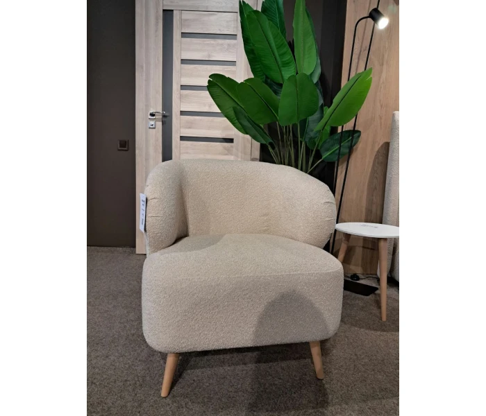 Кресло с округлой спинкой и деревянными ножками