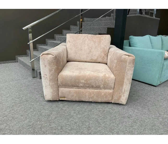 Уютное кресло с подушкой в светлых тонах