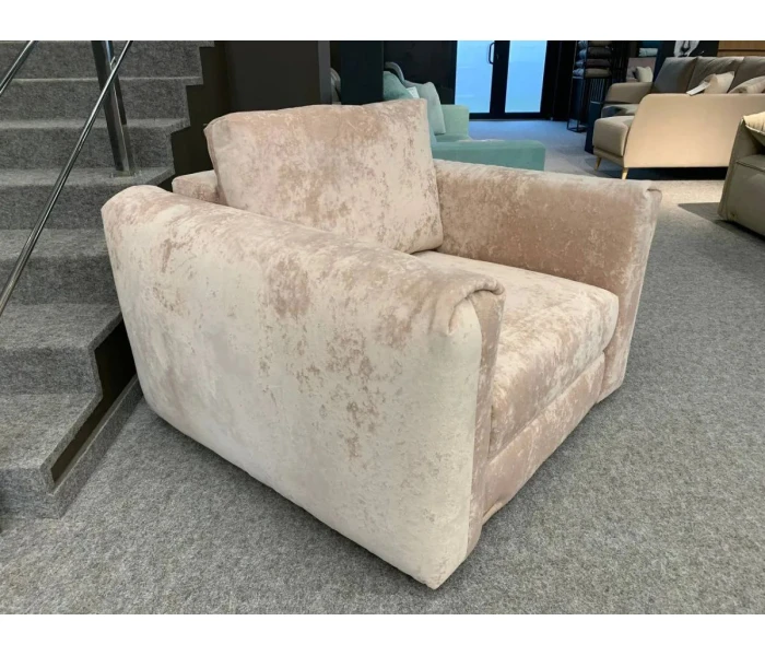 Уютное кресло с подушкой в светлых тонах