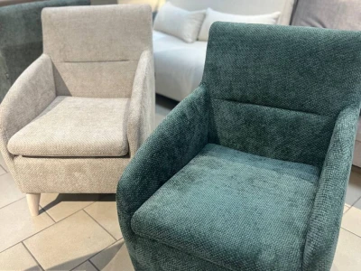 М'яке крісло для відпочинку з високою спинкою