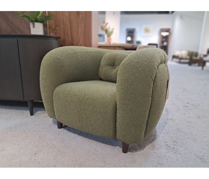 Округлое кресло с объемным дизайном