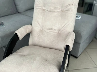 Крісло з високою спинкою та фігурними підлокітниками