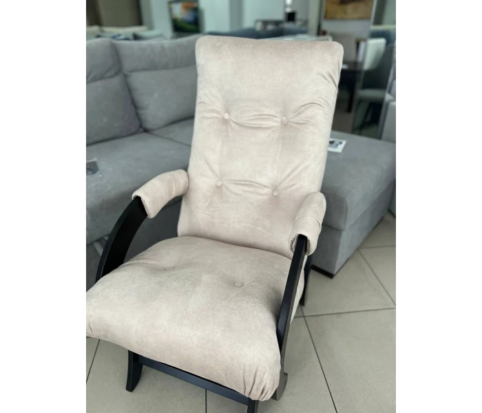 Кресло с высокой спинкой и фигурными подлокотниками