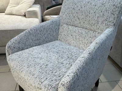 Крісло у світлій зернистій тканині з контрастними опорами