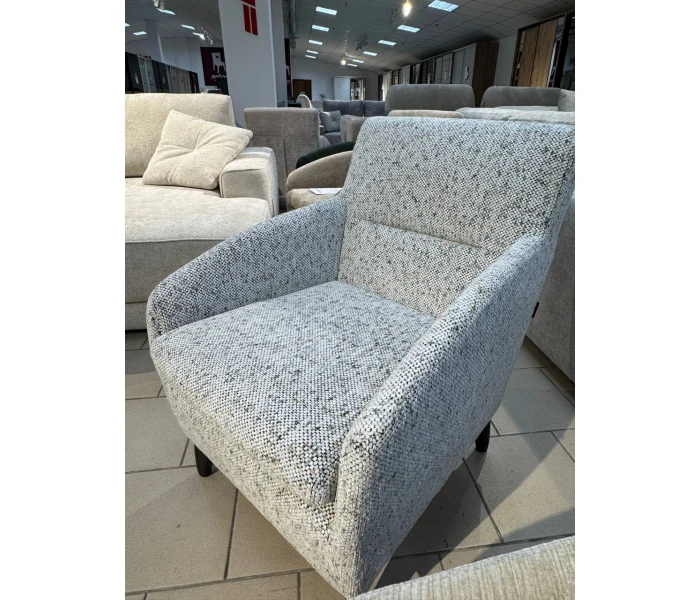 Крісло у світлій зернистій тканині з контрастними опорами