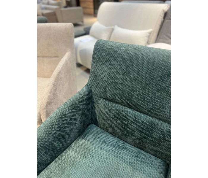 М'яке крісло для відпочинку з високою спинкою