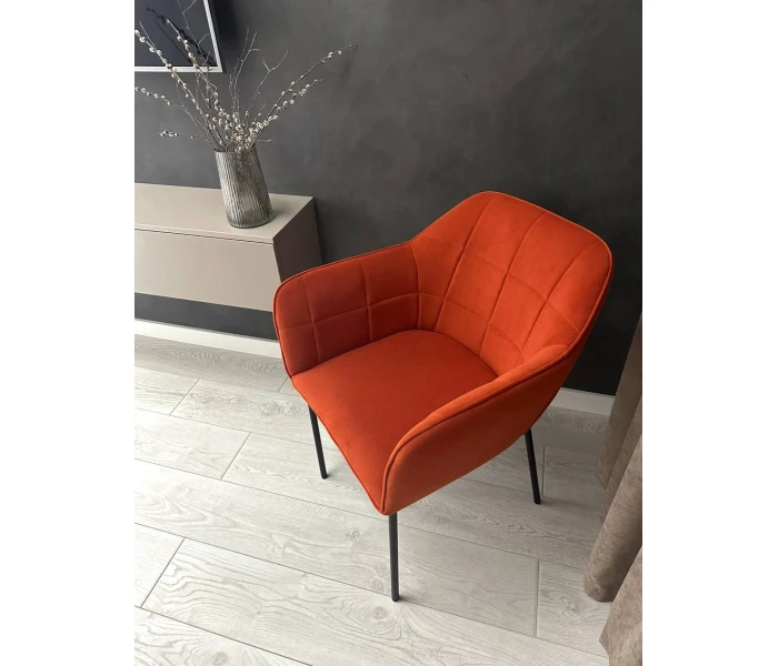 Оранжевое мягкое кресло на тонких металлических ножках
