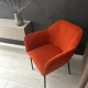 Оранжевое мягкое кресло на тонких металлических ножках