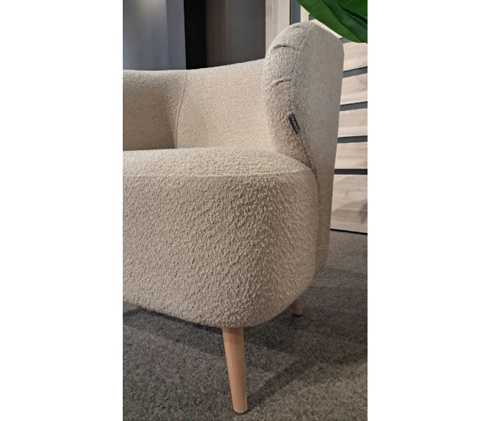 Кресло с округлой спинкой и деревянными ножками