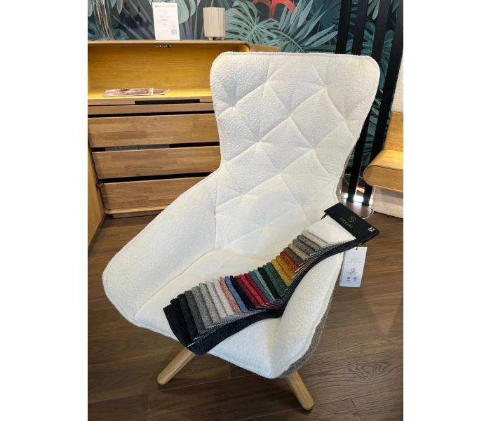 Акцентное кресло-лежанка с каретной стяжкой