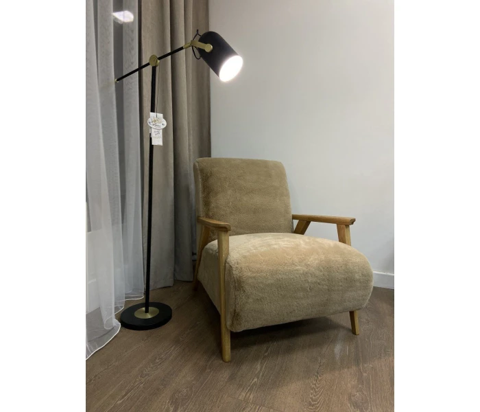 Уютное кресло с обивкой, имитирующей мех.