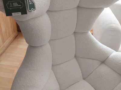 Крісло з високою фігурною спинкою та оббивкою "букле"