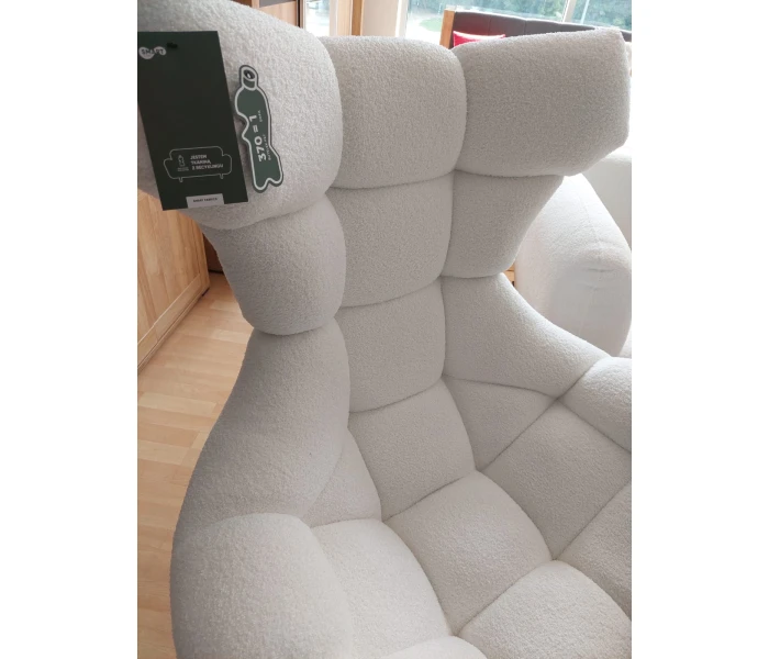 Кресло с высокой фигурной спинкой и обивкой "букле"