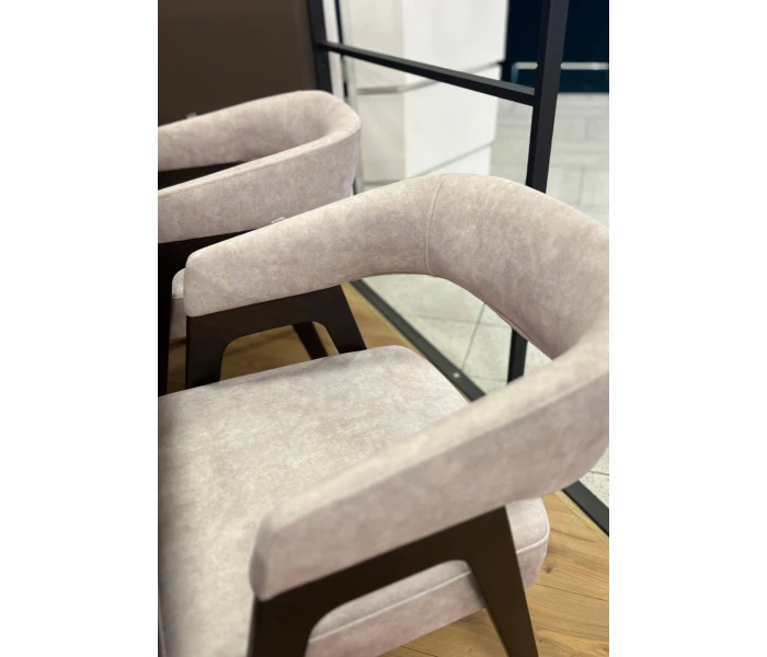 Напівкрісло обіднє м'яке з дерев'яним каркасом