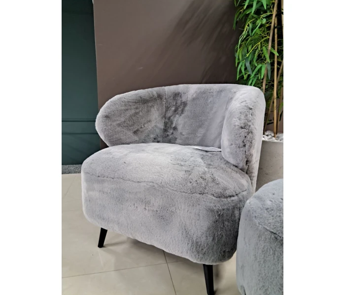 Пушистое кресло-кокон с округлыми формами