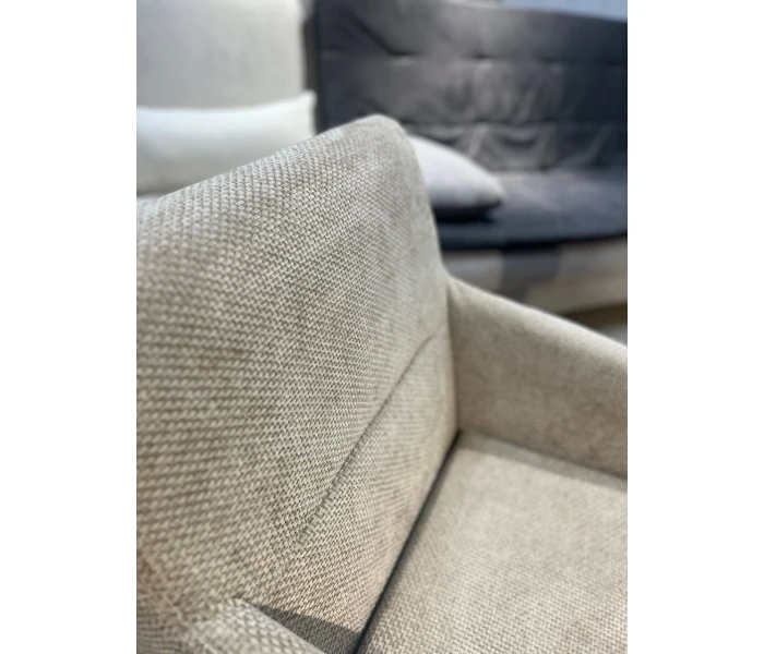 М'яке крісло для відпочинку з високою спинкою