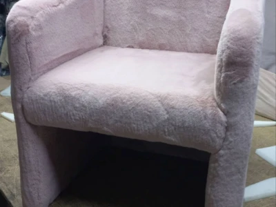 М'яке крісло з унікальною монолітною конструкцією