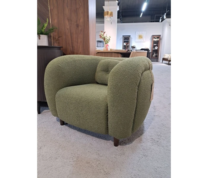 Округлое кресло с объемным дизайном