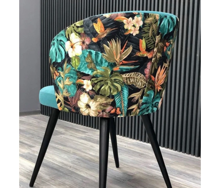 Стілець з тропічним принтом