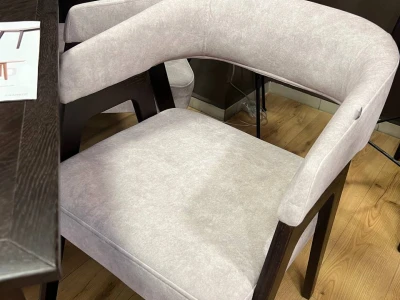 Напівкрісло обіднє м'яке з дерев'яним каркасом