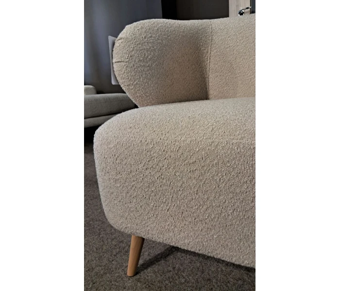 Кресло с округлой спинкой и деревянными ножками