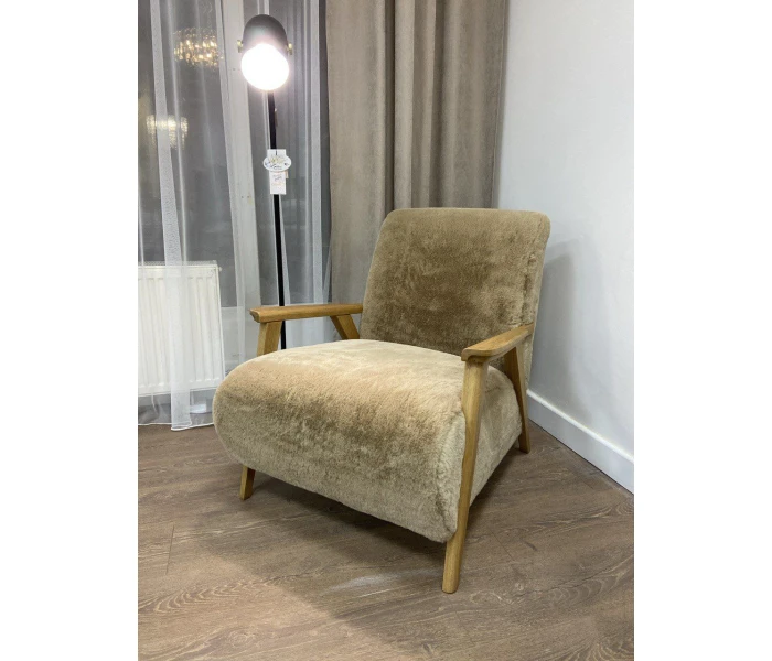 Уютное кресло с обивкой, имитирующей мех.