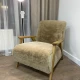 Уютное кресло с обивкой, имитирующей мех.