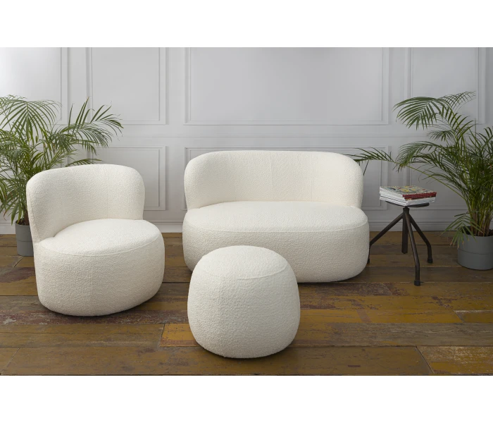 Круглое мягкое кресло с изогнутой спинкой