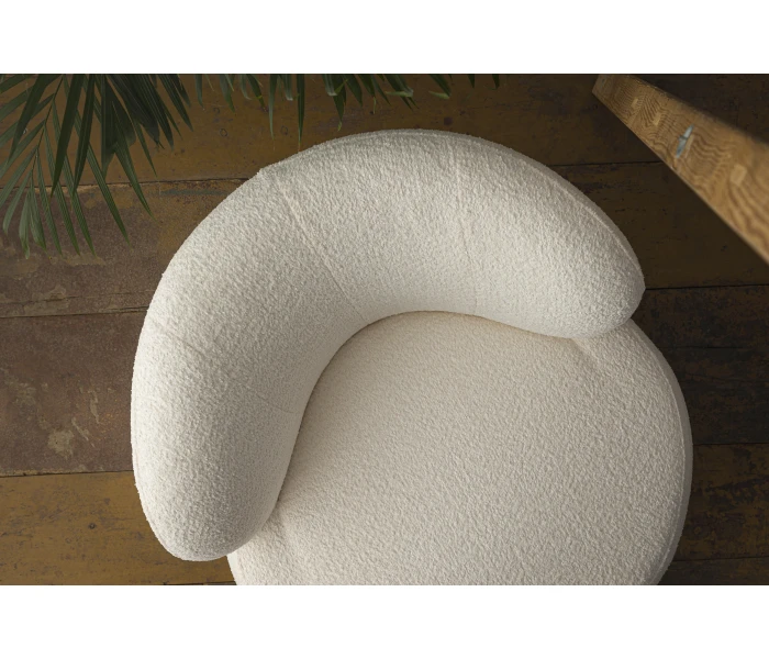 Круглое мягкое кресло с изогнутой спинкой