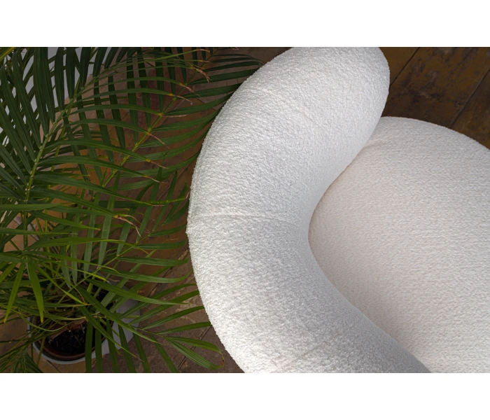 Круглое мягкое кресло с изогнутой спинкой