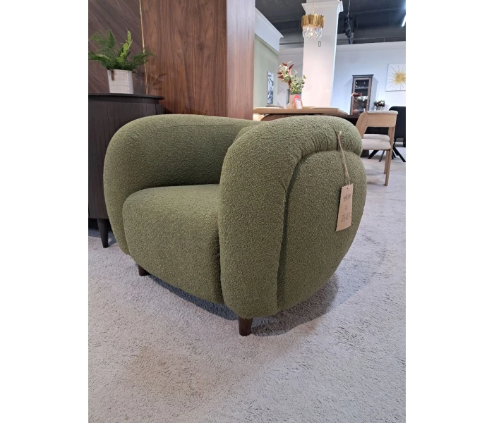 Округлое кресло с объемным дизайном