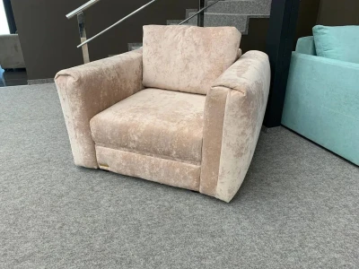 Затишне крісло з подушкою у світлих тонах