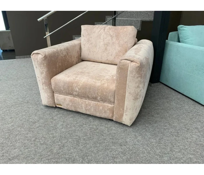 Уютное кресло с подушкой в светлых тонах