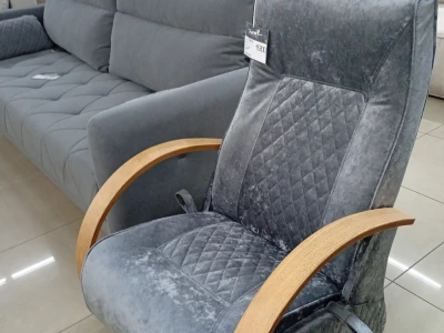 Крісло з дерев'яними підлокітниками та каретною стяжкою