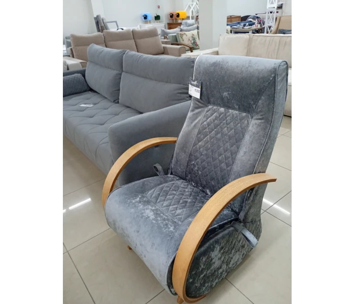 Кресло с деревянными подлокотниками и каретной стяжкой