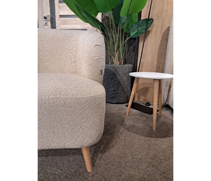 Кресло с округлой спинкой и деревянными ножками