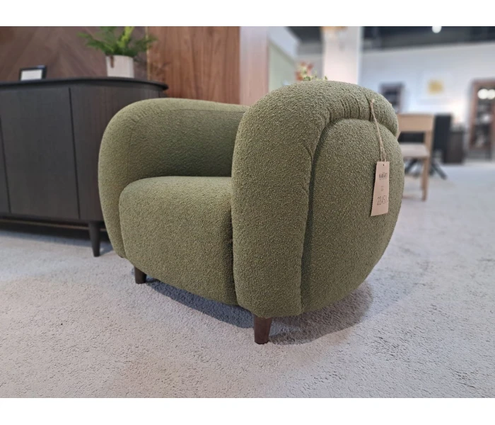 Округлое кресло с объемным дизайном