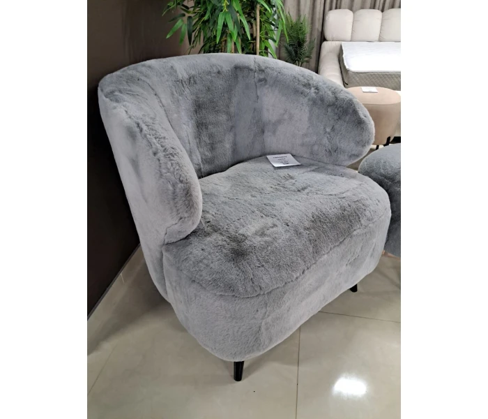 Пушистое кресло-кокон с округлыми формами